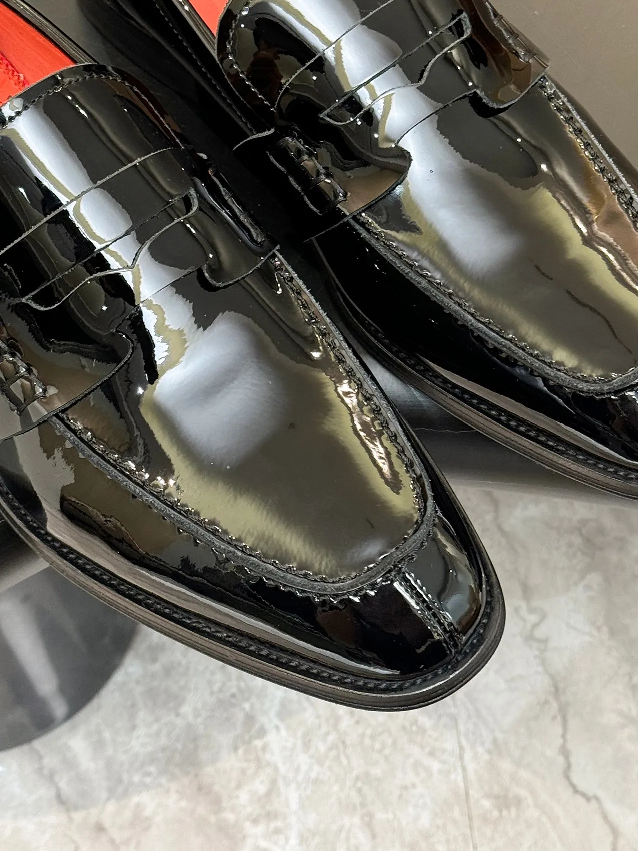 Batch 1080 yuan 💰CL～High-end men’s 👔casual loafers with red soles! ••🆑Genuine and top-quality goods from original orders ••✅💯 Purchase goods from top-quality original orders! Original imported patterned cowhide➕Imported cowhide lining➕Cowhide feet➕Original leather outsole~Size: 39-44 (38, 45.46.47 can be customized)